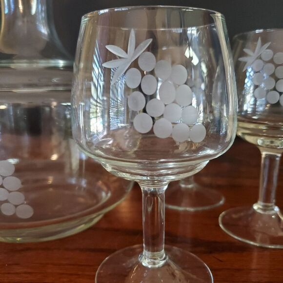 Mid Century Glass Decanter and 5 Cordial Glass Set Etched Grape Design - Picture 4 of 8